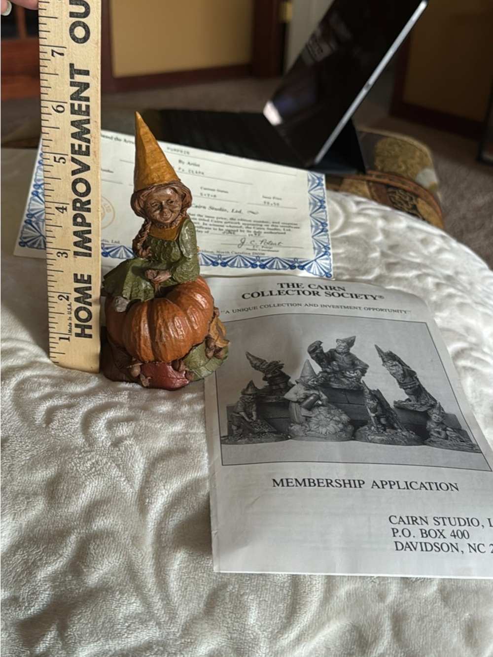 Thomas Clark Figure. Autumn Gnome on Pumpkin Home Art Figurine - Green & Orange - Picture 5 of 5